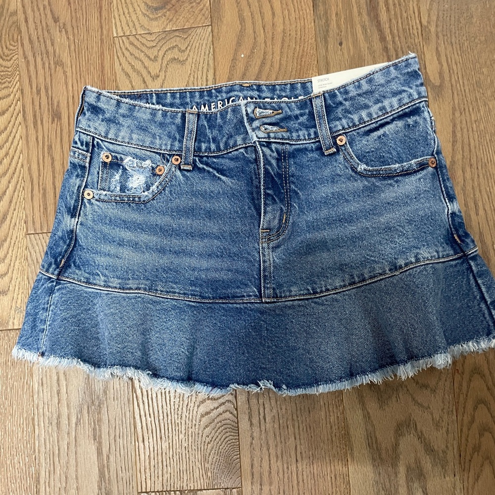 American Eagle low rise  Denim Mini Skirt with Frayed Hem. NWT size 00